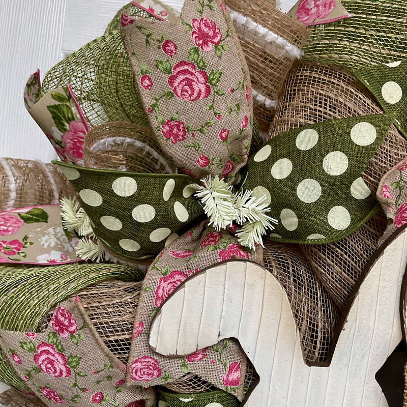 Couronne de printemps avec trois lapins blancs