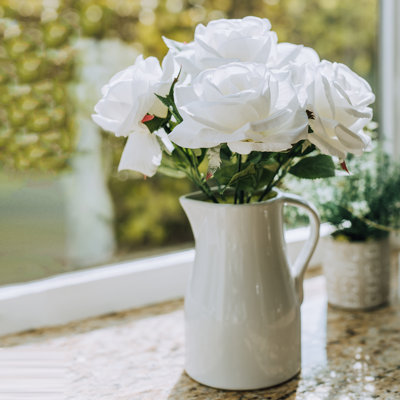 Agencements de roses à motif floral et de vases