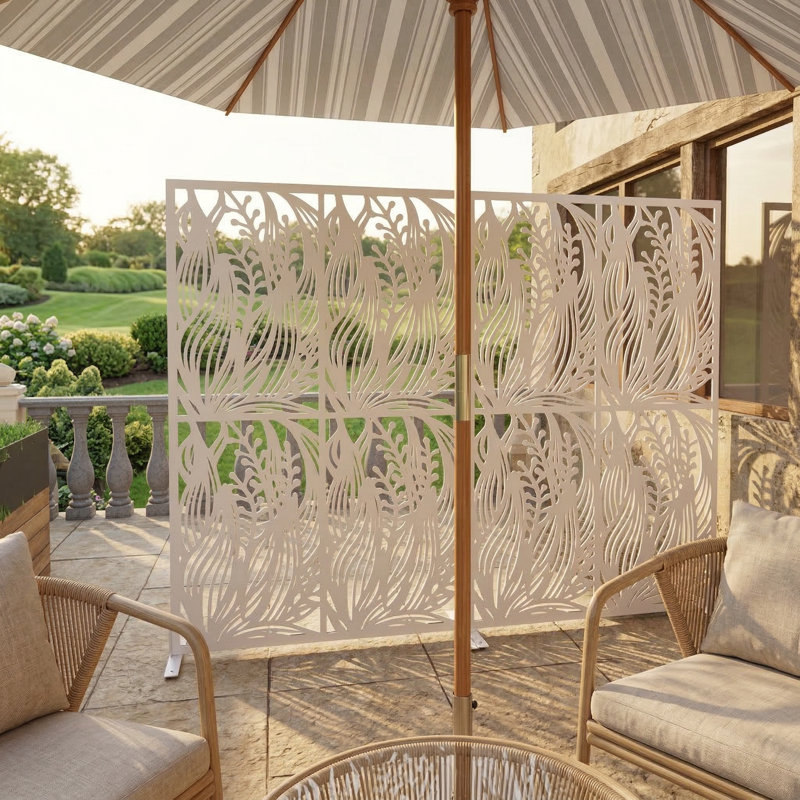 Panneau d'intimité décoratif en métal, largeur 3,8 pieds par hauteur 6 pieds, paravent autoportant adapté à une utilisation intérieure et extérieure, idéal pour le balcon, le patio, le jardin, finition blanche avec motif de feuilles