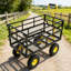 Les chariots de chariot de jardin facilitent le transport du bois de chauffage - jaune et noir