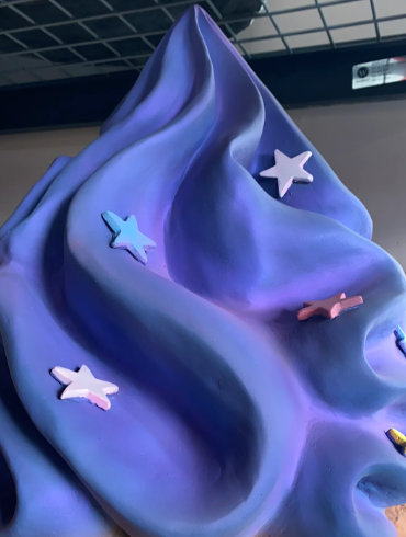 Statue petit gâteau Brookestead avec étoiles surdimensionnées, Mauve / Brun