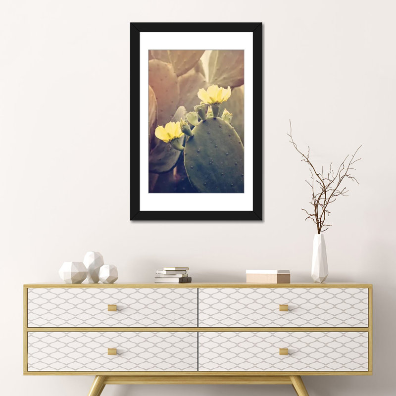 «Desert rose» par Ann Hudec - reproduction de photo sur toile tendue, H 24 po x l 16 po x P 1 po, Papier d'art encadré noir