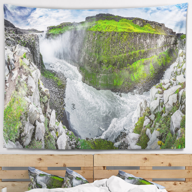Montagnes vertes avec tapisserie cascade Landscape, H 50 po x l 60 po