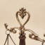 Figurine balance en métal, sculpture en forme de croix à deux casseroles fabriquée à la main avec finition bronze antique pour décor de bureau, de manteau de cheminée ou de vestibule