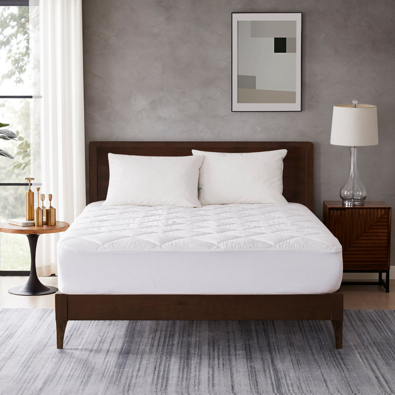 Eddie Bauer Luxury Medium Plush Mattress Pad - Hypoallergenic, Deep Pocket Design - 400 TC - Assembled In The USA, Queen