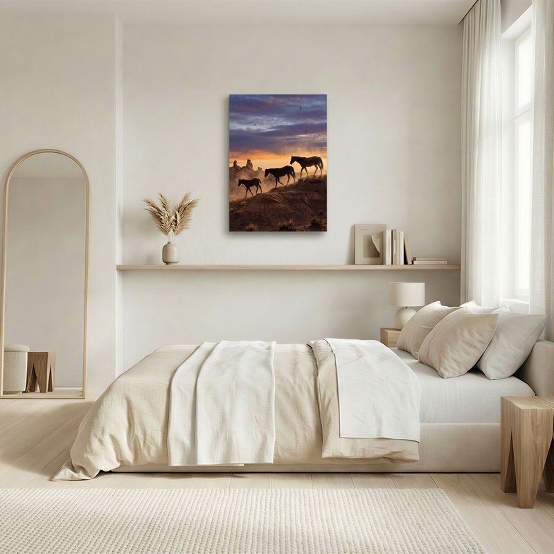Art mural sur toile, Chevaux sauvages marchant sur la crête du désert au coucher du soleil, 36"H x 24"W