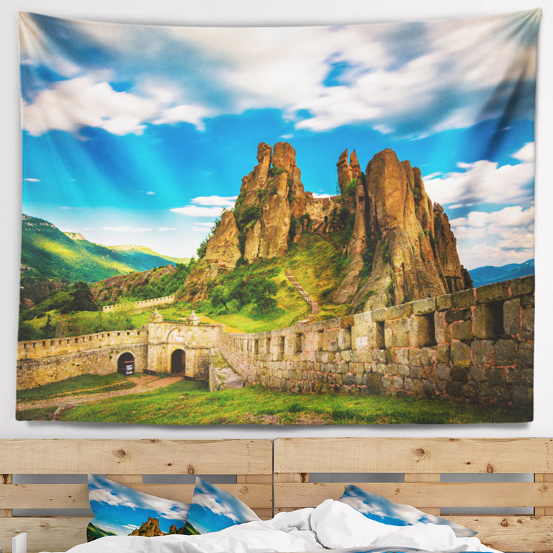 Paysage, tapisserie de la forteresse de Belogradchik et des falaises, H 50 po x l 60 po