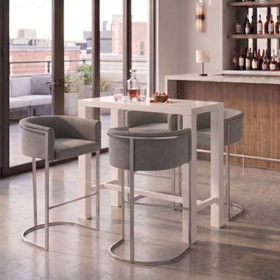 Tabouret de bar Keynsham en tissu gris avec pieds en acier inoxydable brossé - ensemble de 1