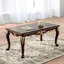 Table basse rectangulaire de style traditionnel avec finition riche couleur tabac riche, pieds courbés et détails sculptés avec structure en bois massif au look élégant