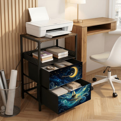 Table de chevet avec station de recharge, 2 tiroirs, ports USB et prises électriques, tablette ouverte, noire, pour chambre ou salon. Motif : voilier sous un ciel étoilé, vagues dynamiques.