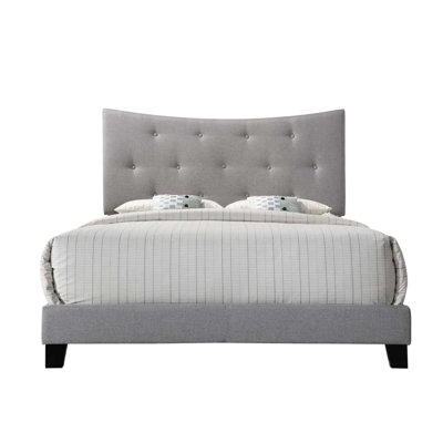 Grand lit en tissu gris avec tête de lit élégante et rembourrage élégant
