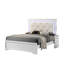 Grand lit contemporain contemporain en similicuir blanc, bouton avec bois massif et éclairage à DEL pour tête de lit encastrée, structure capitonnée