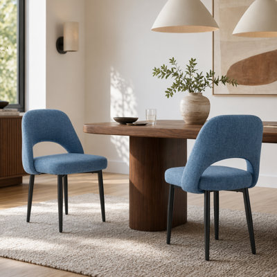 Chaise rembourrée moderne avec dossier incurvé et pieds en métal