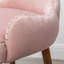 Luxueux fauteuil d'appoint à garniture cloutée en velours avec capitonnage à boutons, pour ajouter de la sophistication à tout espace intérieur.-331427145