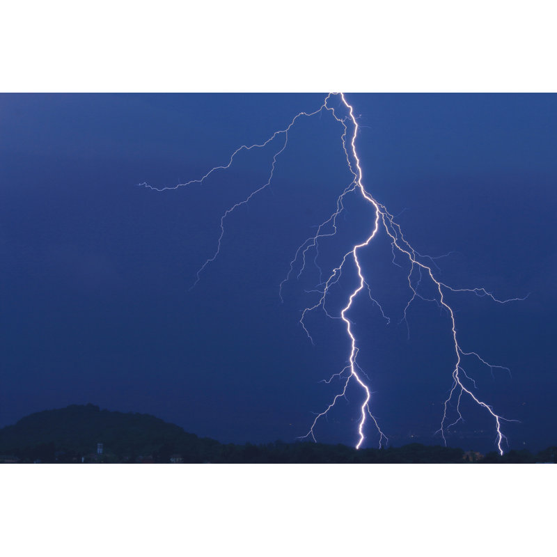 «Lightning in the Clouds» par Matteogirelli - photographie sur toile tendue, H 32 po x l 48 po
