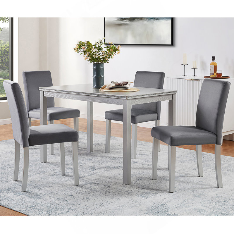 Ensemble de salle à manger en bois 5 pièces avec chaises rembourrées et table à garniture de cristal pour une salle à manger élégante et intelligente.