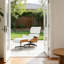 Chaise longue en cuir avec repose-pieds, structure en bois massif, base en alliage d'aluminium-427348370