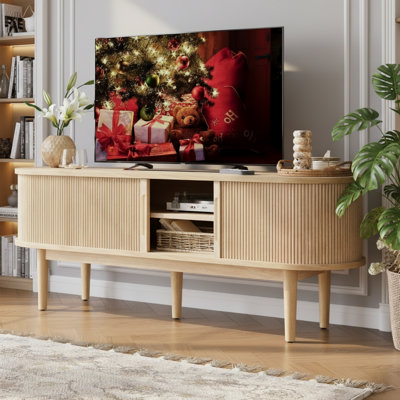 Un centre de divertissement à la maison de style médiéval avec un meuble télé encastré en chêne, convenant aux téléviseurs de 65 pouces et moins, doté de portes enroulables et de tablettes réglables.