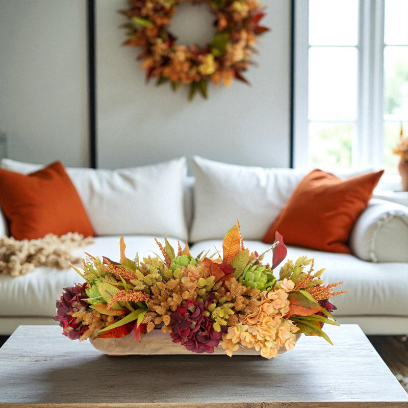 Centre de table d'automne avec hortensias, bruyère et pommes de pin