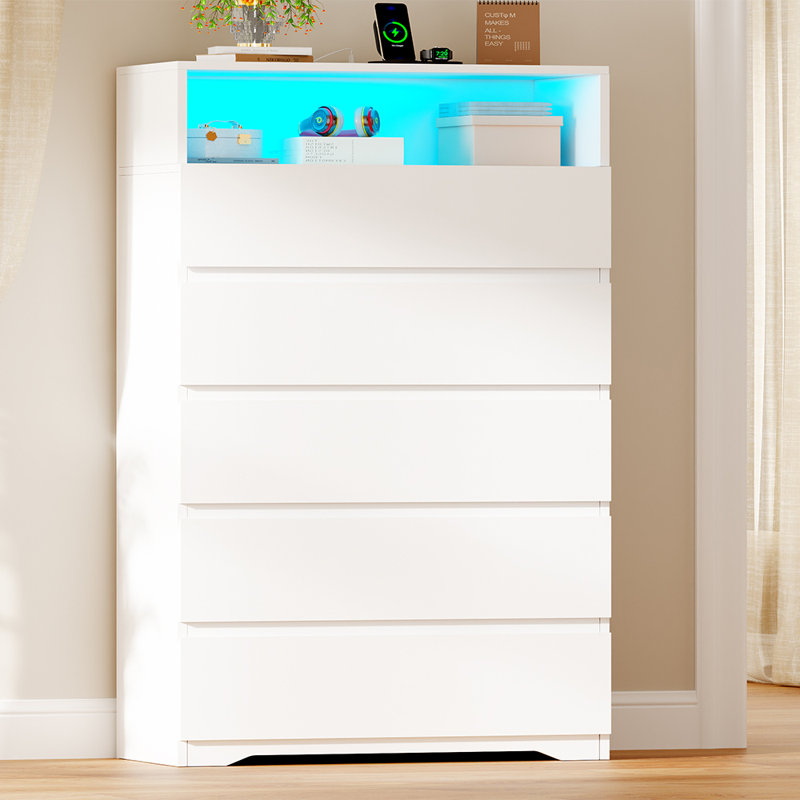 Commode à 5 tiroirs avec prise de courant et lumière DEL Adriel, White