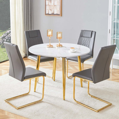Ensemble de table et de chaises. Table de salle à manger extensible en panneau de fibres à densité moyenne. La table coulissante est idéale pour un large éventail de familles, convenant à des rassemblements de différentes tailles. Combinée avec des chaises avec des pieds en métal doré.
