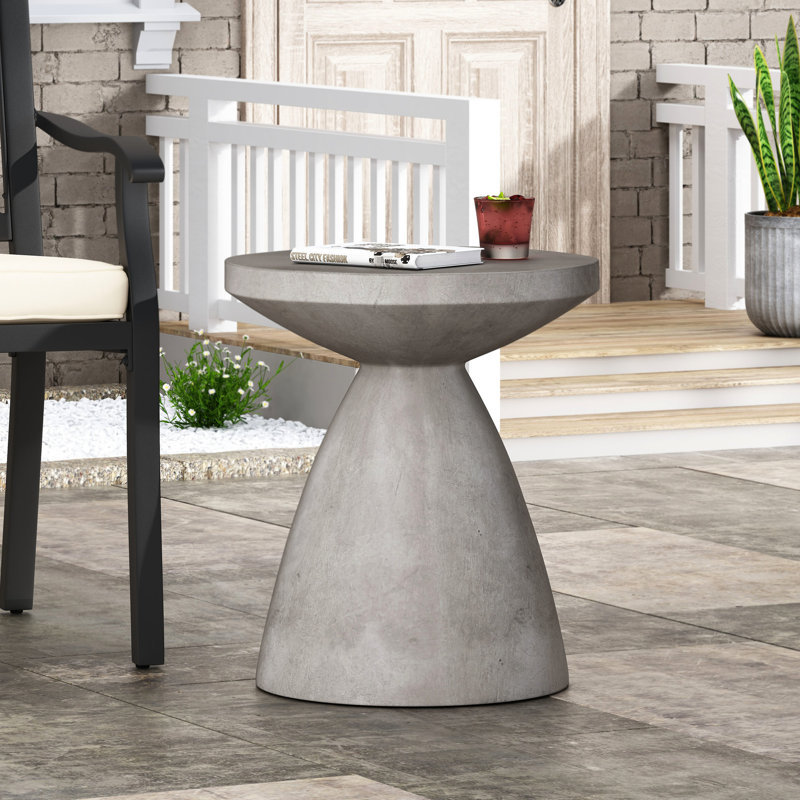 Table d'appoint d'extérieur légère en béton avec un design élégant - Fin prêt à l'emploi pour un attrait moderne