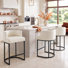 Tabouret de bar beige à dossier bas de 64 cm (25,2 po) avec structure en métal et revêtement en tissu chenille.