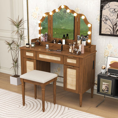 Coiffeuse de maquillage avec miroir à trois volets et lumières DEL, tiroirs et station de charge