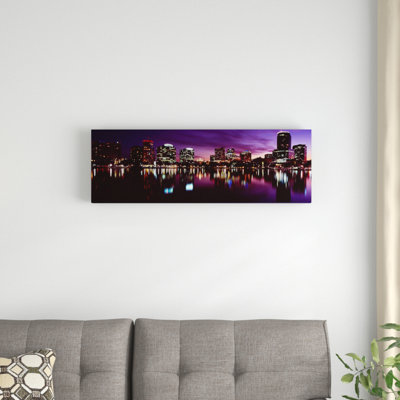 Bâtiments illuminés la nuit dans une ville, lac Eola, Orlando, Orange County, Florida, USA 2010 # 4 par Panoramic Images-, reproduction de photo sur toile