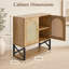 Armoire de rangement murale au-dessus de la toilette; comporte des portes doubles, des tablettes réglables et un mélange de compartiments fermés et ouverts; convient à divers espaces.