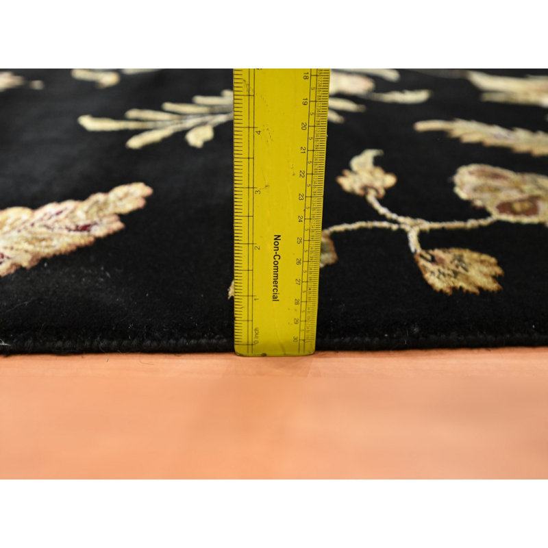Tapis oriental noir, onyx 8 pi 2 po x 10 pi, motif botanique sans bordure, mi-laine et mi-soie, tissé dense, velours doux, noué à la main