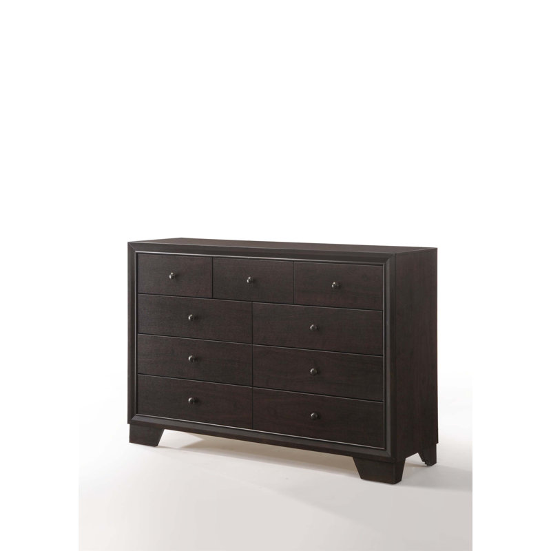 Commode à finition Madison avec tiroirs spacieux et conception moderne, parfaite pour les solutions de rangement organisées et élégantes.