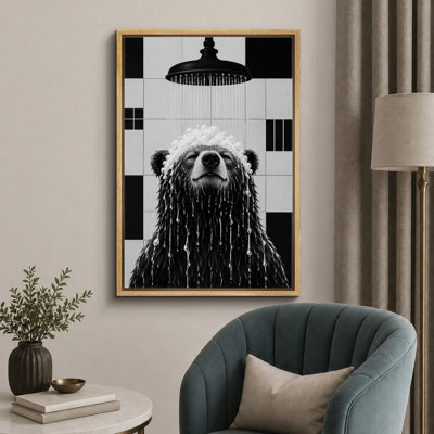 Ours noir appréciant la douche, images de salle de bain, impression sur toile encadrée