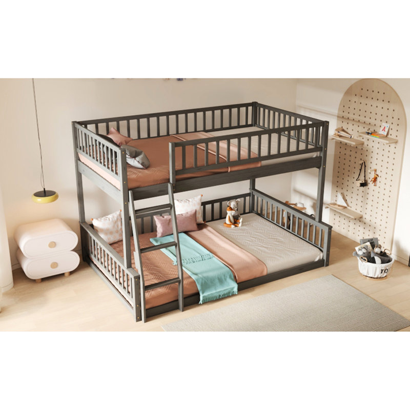 Lit double superposé au-dessus d'un grand lit double gris - Supporte les matelas sans glissières avec barrières de sécurité pour éviter les accidents pendant le sommeil