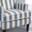 Fauteuil rembourré à accoudoirs rayés brun, blanc et brun