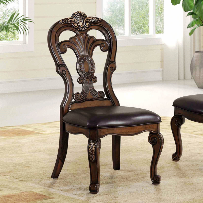 Deux chaises de style traditionnel pour l'intérieur