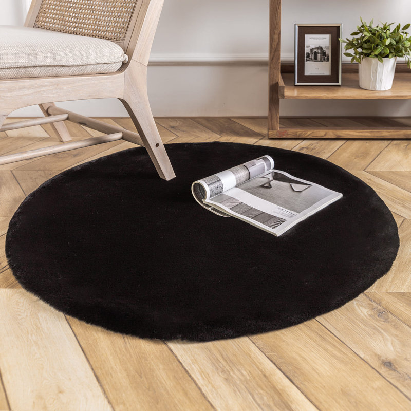Tapis rond noir en fausse fourrure à poils longs tissé à la machine Klynn, Rond 3 pi 11 po