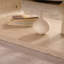 Table basse moderne en bois clair incurvé moderne avec cadre ouvert et rangement ouvert pour les salons contemporains