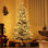 Arbre de Noël artificiel pin de montagne 6,5 pi pré-éclairé, arbre de Noël enneigé, arbre de Noël à charnière avec 400 lumières DEL et 990 branches pour la décoration des fêtes, vert