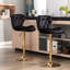 Lot de 2 tabourets de bar, réglables en hauteur grâce à un mécanisme de levage, avec repose-pieds et base, revêtement en velours et pieds dorés, piètement noir élégant et réglable.