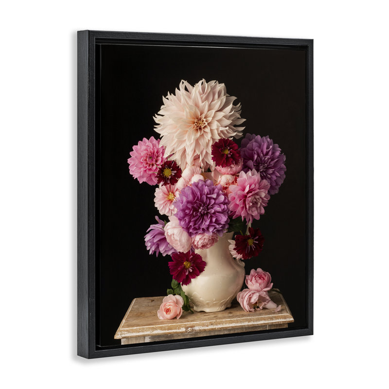 «Full Dahlias Bouquet Floater» par Leah McLean, Cadre flottant noir de jais, H 21 po x l 17 po