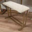 Coiffeuse Chic avec tablettes ouvertes et tabouret rembourré