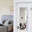 Cette armoire à miroir Maiana Fashion peut être accrochée à la porte ou au mur-110045829