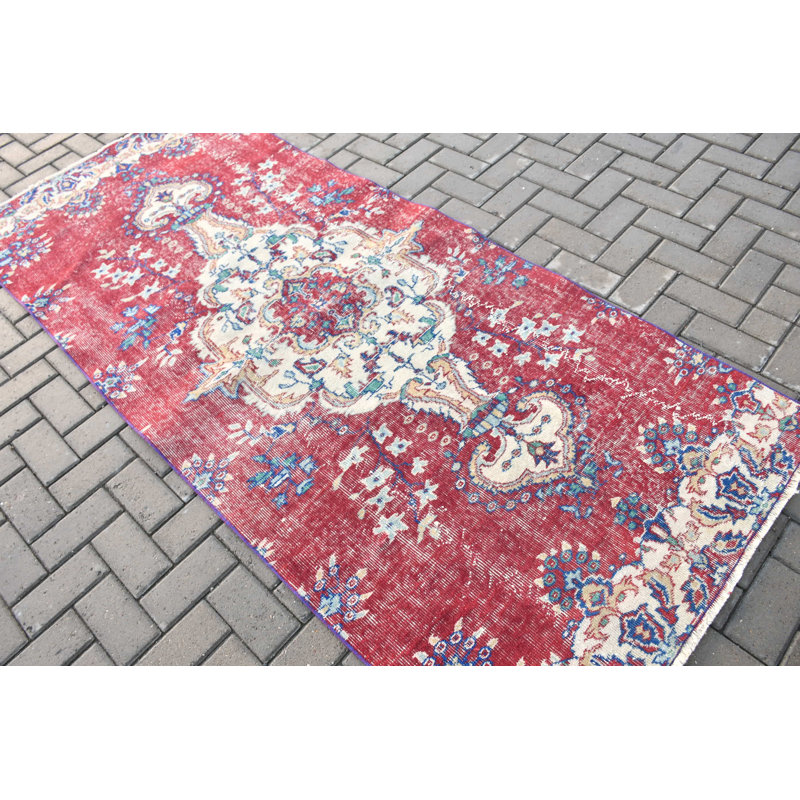 Tapis d'inspiration turque rétro en laine rouge parfait pour ajouter une touche douillette à votre chambre à coucher ou à votre salon avec son motif tribal unique