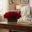 Roses disposées dans un vase en verre-1833400039