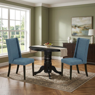 Ensemble de table de salle à manger ronde en bois massif noir d'inspiration asiatique avec pied central et 2 chaises Parsons rembourrées en lin bleu minéral, dossier haut, assises 2 places.