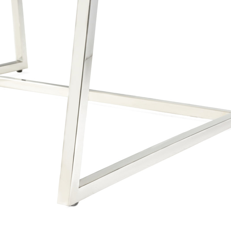 Fauteuil chic en cuir blanc avec base stable et siège confortable
