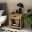 Table de chevet moderne en bois d'ingénierie brun avec tiroir lisse et tablette ouverte pour le rangement dans la chambre à coucher
