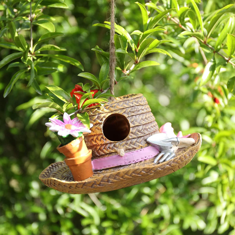 Maison d'oiseaux décorative avec chapeau de paille