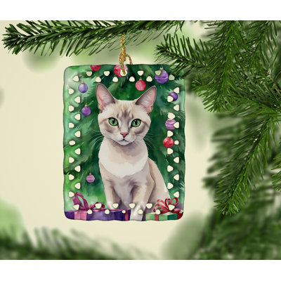 Ornement en porcelaine thaïlandaise lilas près de l'arbre de Noël